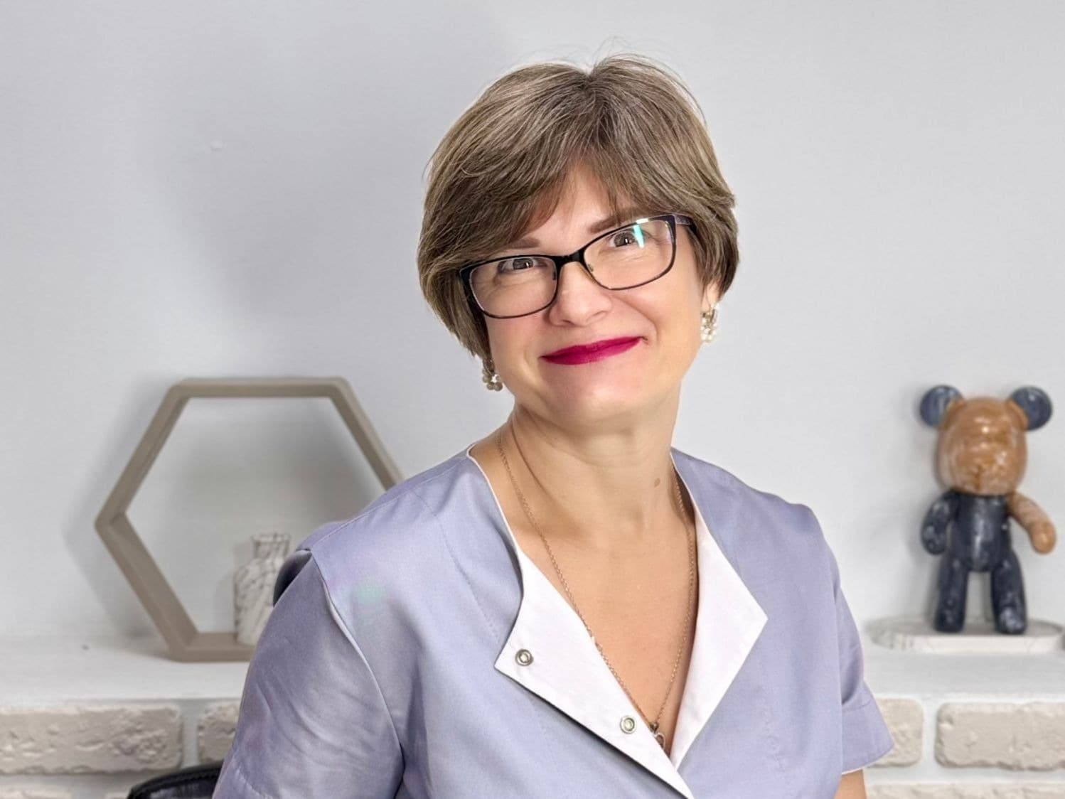 Давайте знайомитися! Я — Олена Акіменко майстер  з краси . 